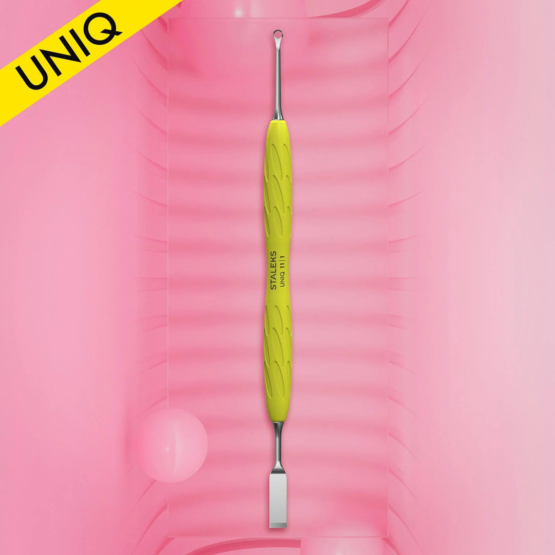 Pousse De Manucure avec manche en silicone jaune "Gummy" UNIQ 11 TYPE 1 - Elegance Beauty Suisse
