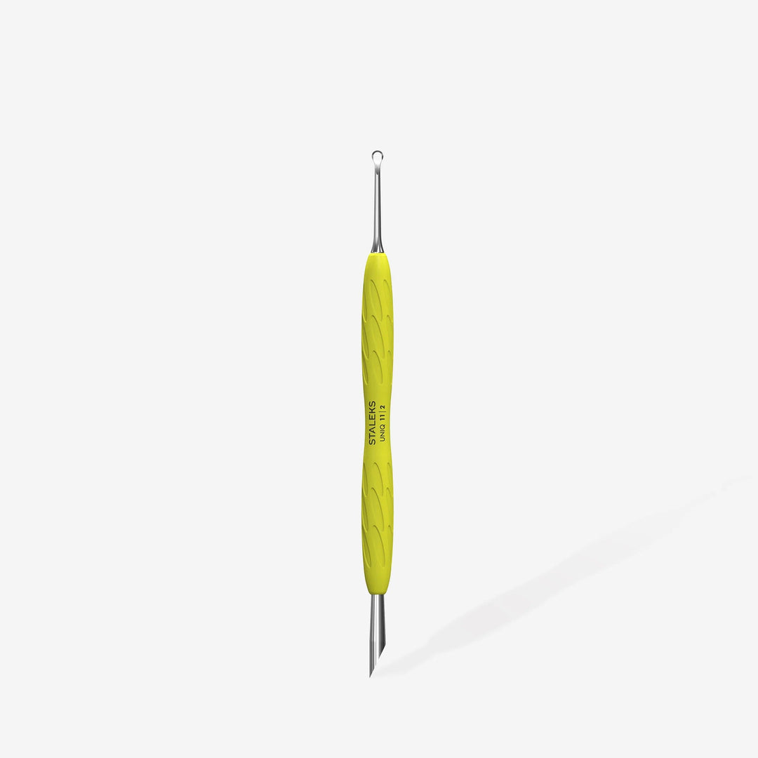 Pousse De Manucure avec manche en silicone jaune "Gummy" UNIQ 11 TYPE 2 - Elegance Beauty Suisse