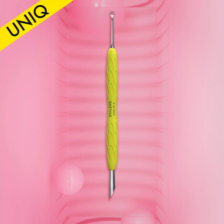 Pousse De Manucure avec manche en silicone jaune "Gummy" UNIQ 11 TYPE 2 - Elegance Beauty Suisse